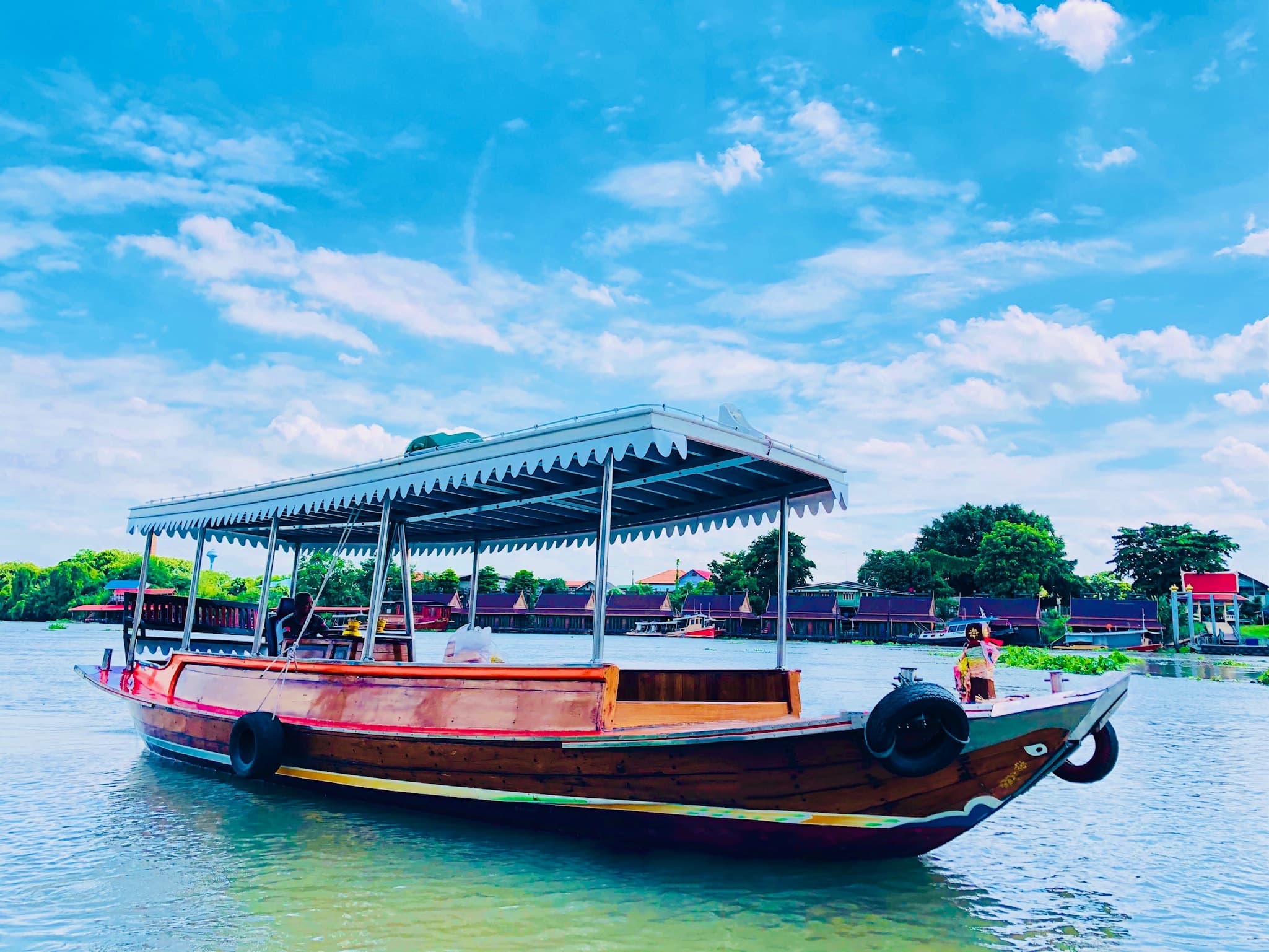 เรือไม้ขนาดกลางสำหรับล่องแม่น้ำรอบเกาะอยุธยา