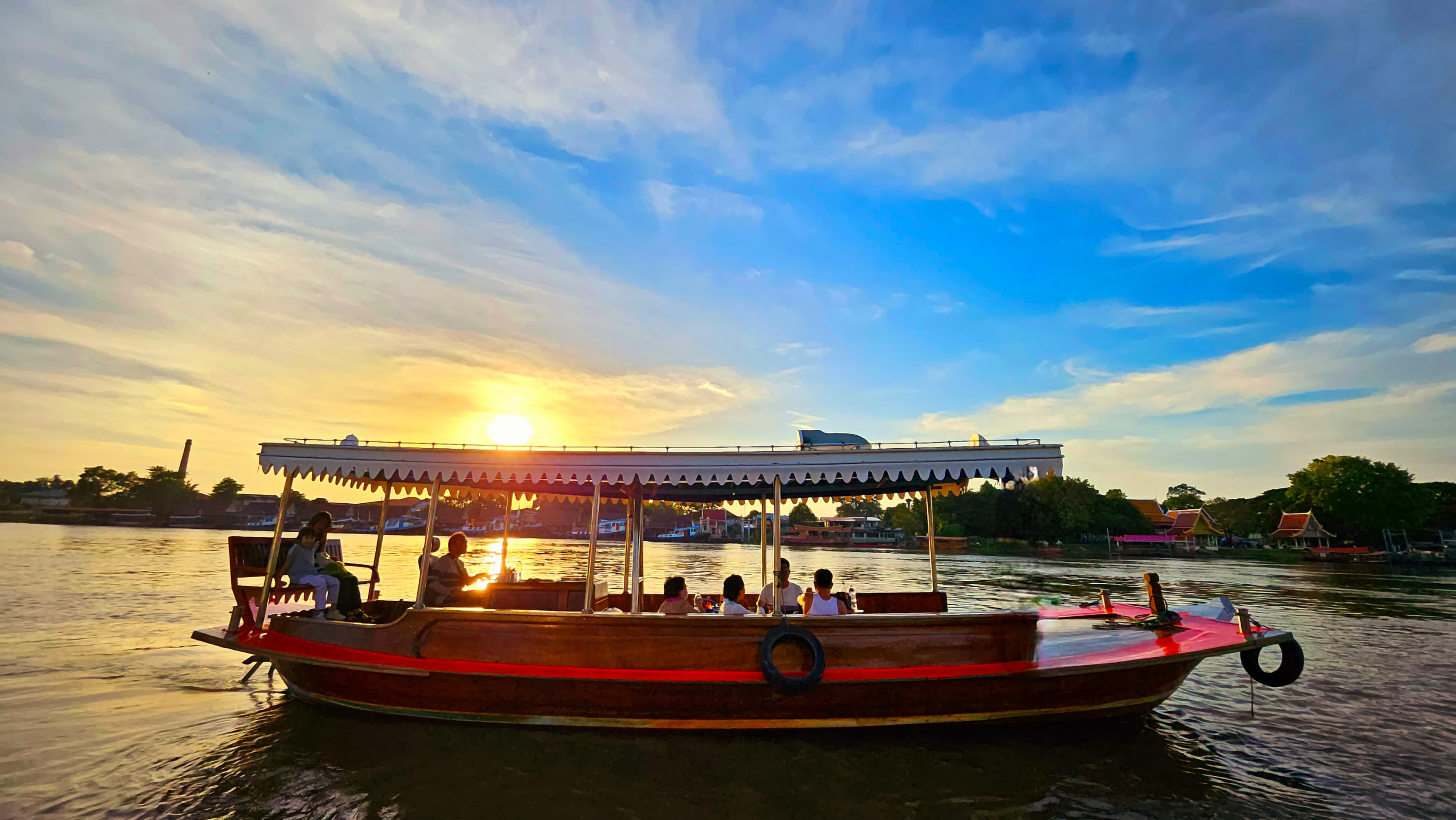 เรือไม้ขนาดกลางขณะให้บริการกลุ่มนักท่องเที่ยว