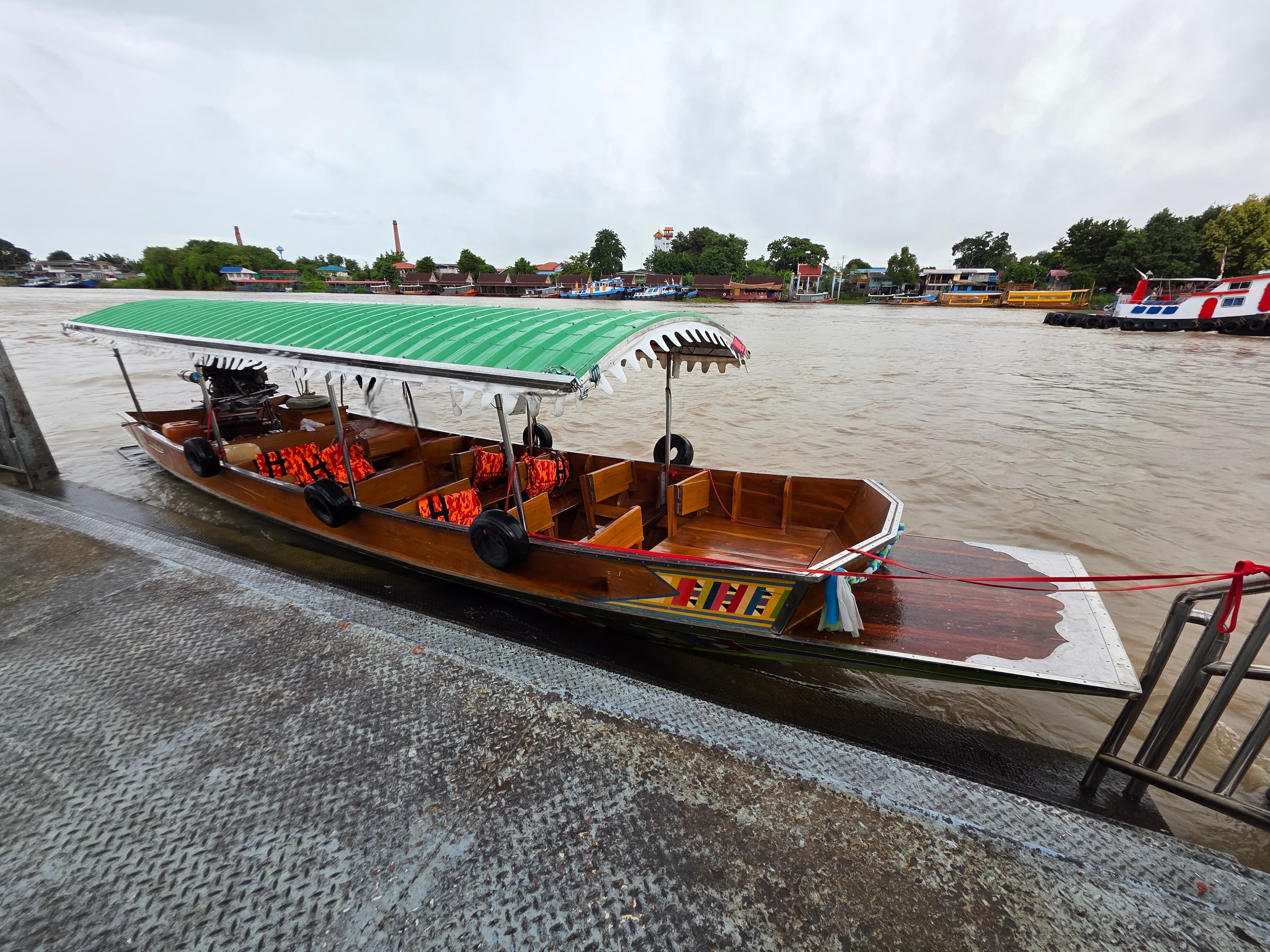 บริเวณขึ้นลงเรือไม้ขนาดเล็ก