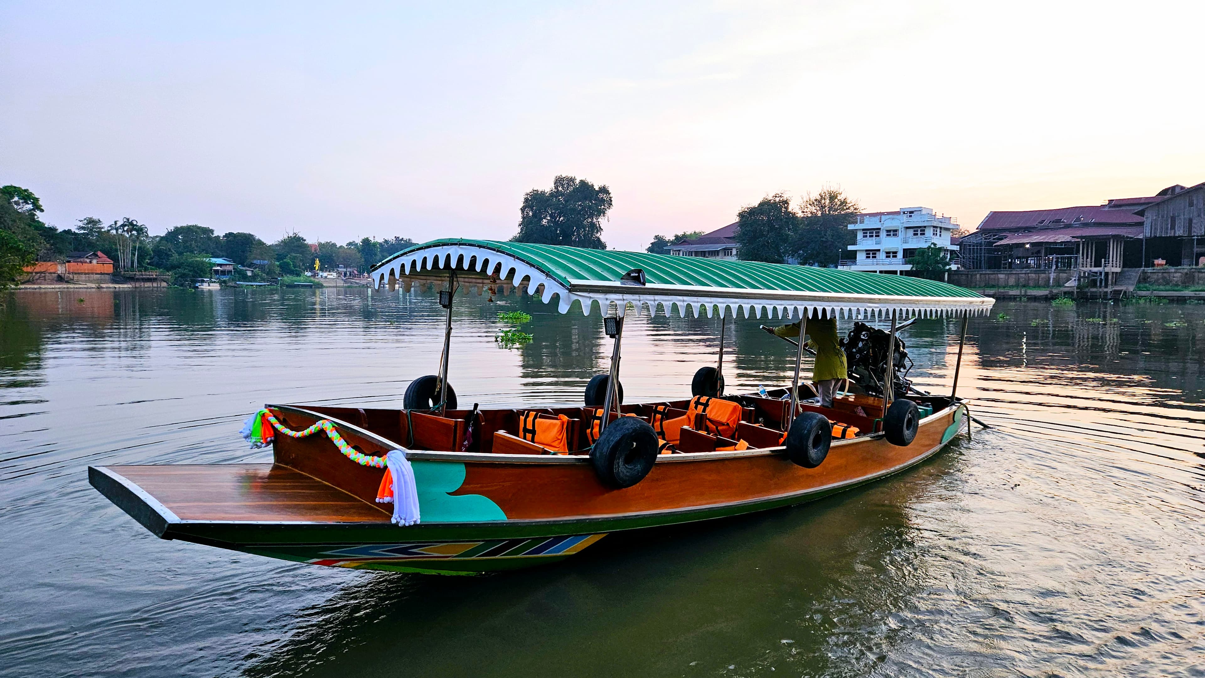 เรือไม้ขนาดเล็กสำหรับล่องเรือรอบเกาะอยุธยา