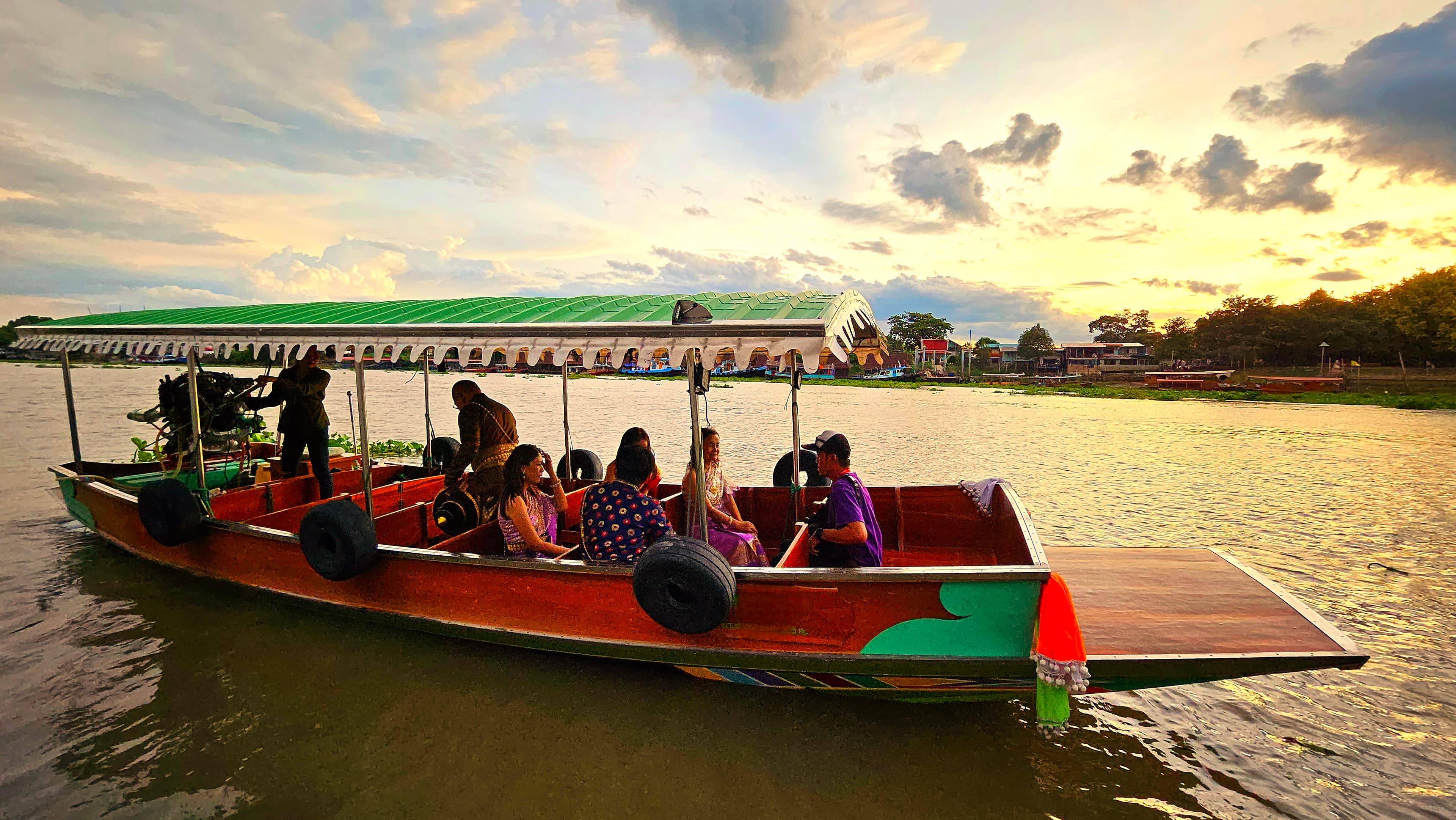 เรือไม้ขนาดเล็กขณะให้บริการนักท่องเที่ยว