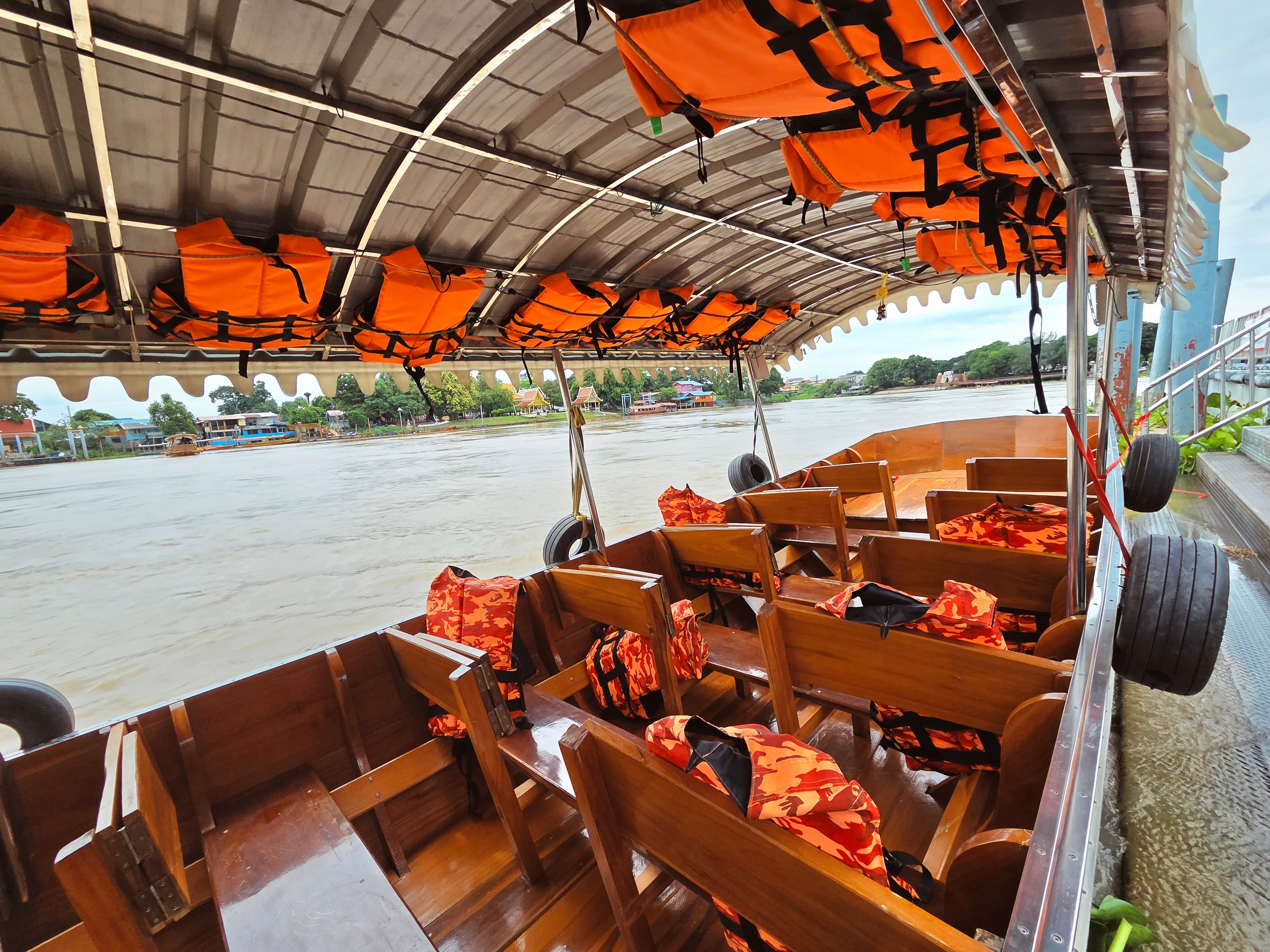 พื้นที่นั่งภายในเรือไม้ขนาดเล็ก อยุธยา