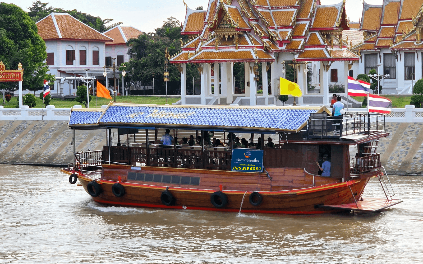 ภายนอกเรือรับรองขนาดใหญ่สำหรับแพ็กเกจ 14,500 บาท