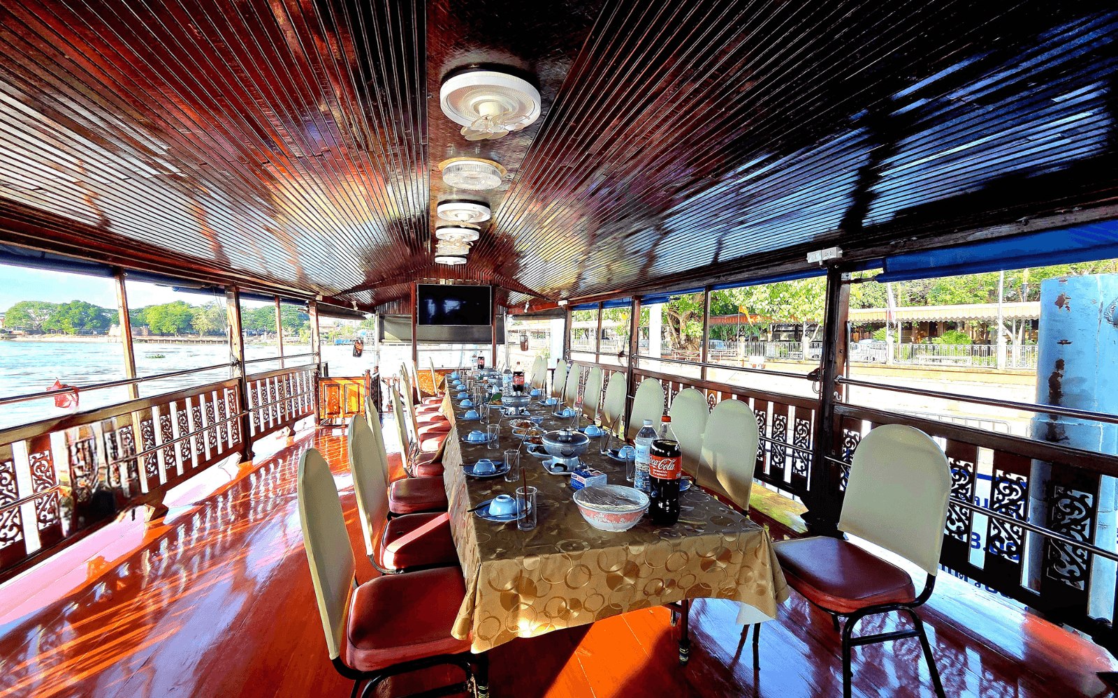 พื้นที่ภายในเรือรับรองสำหรับแพ็กเกจ 14,500 บาท