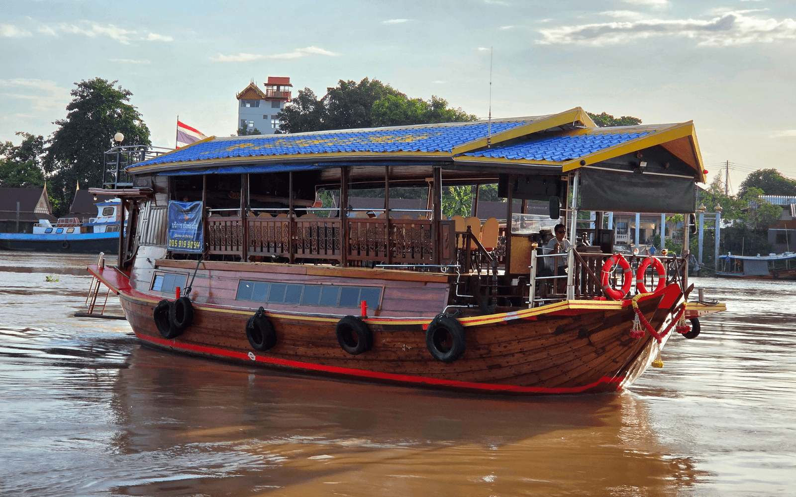 เรือรับรองขนาดใหญ่สำหรับกลุ่มทานอาหาร