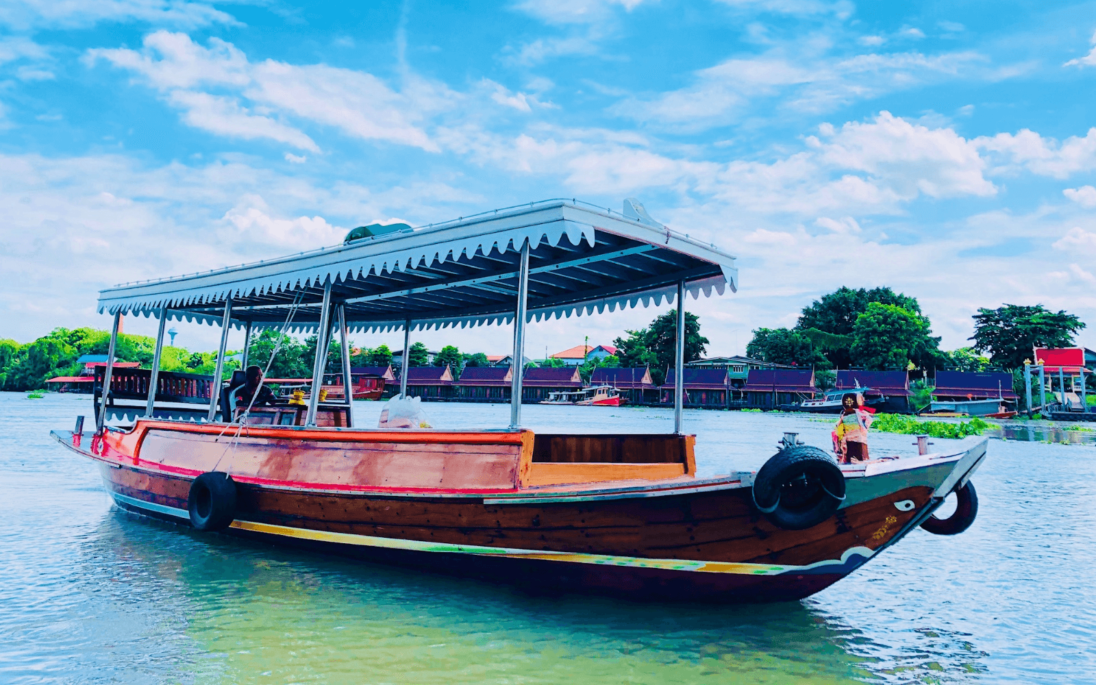 ภายนอกเรือไม้ขนาดกลางสำหรับแพ็กเกจทานอาหาร 3,900 บาท