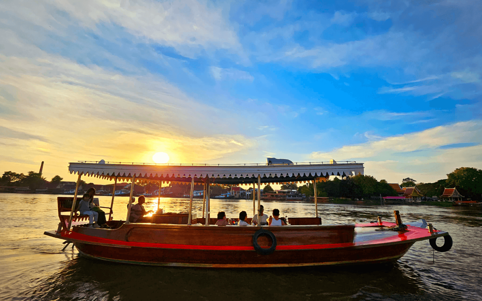บรรยากาศล่องเรือยามเย็นในแพ็กเกจทานอาหาร 3,900 บาท