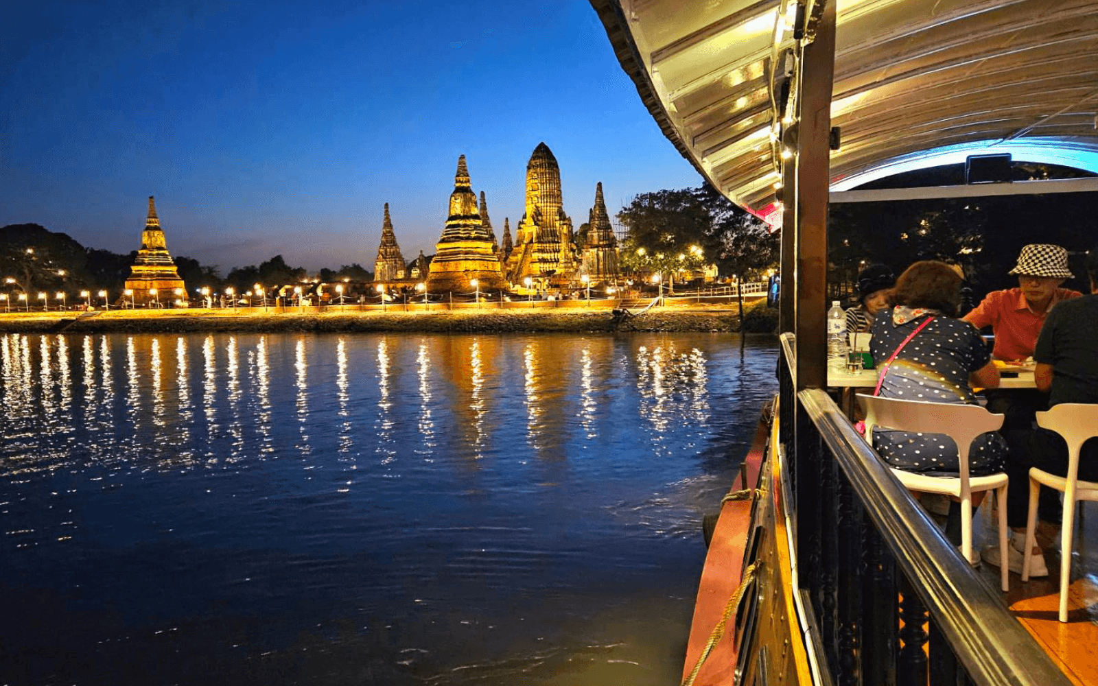 บรรยากาศทานอาหารชมวัดอยุธยายามค่ำคืน