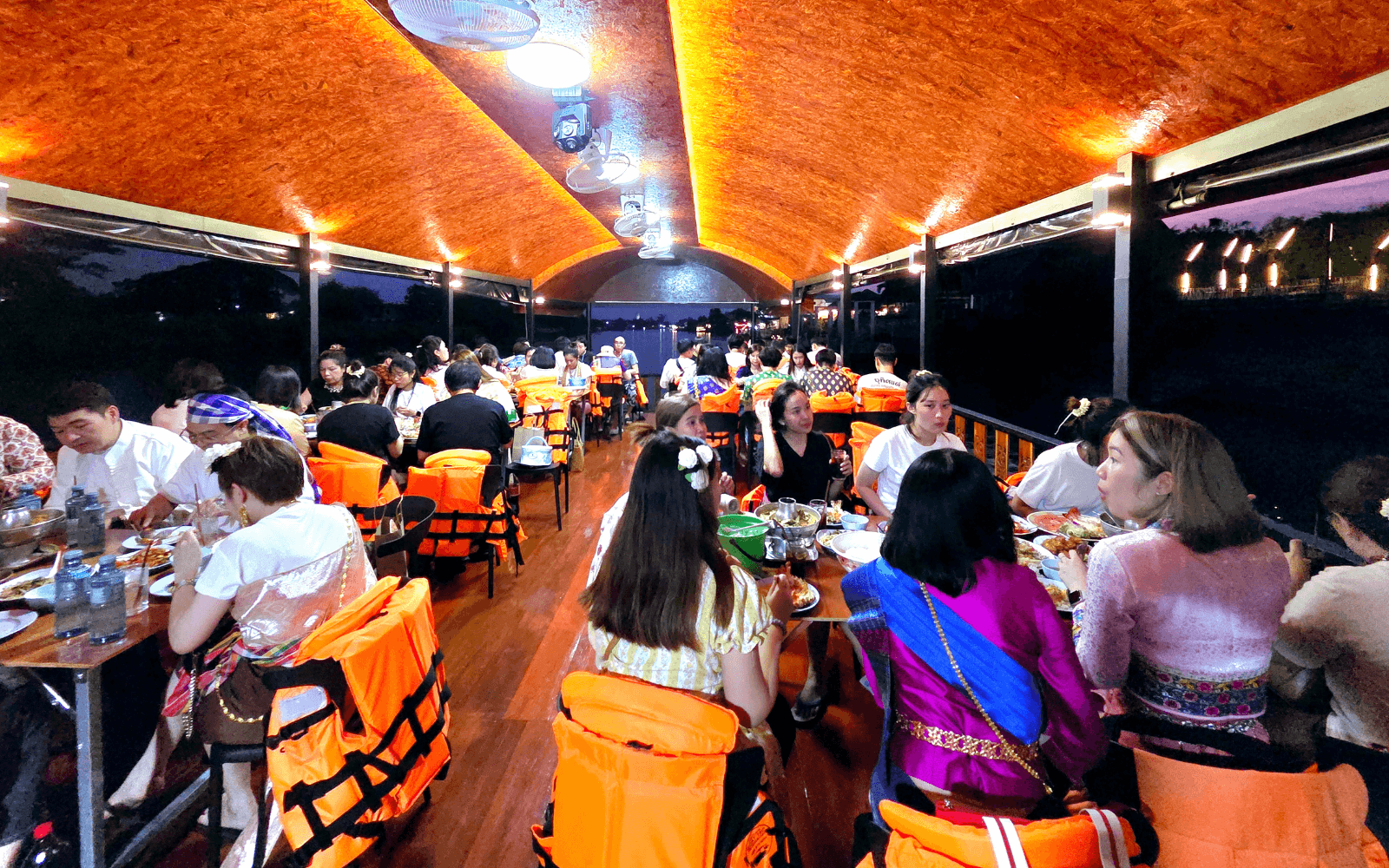 บรรยากาศงานเลี้ยงบนเรือราคา 490 บาทต่อท่าน
