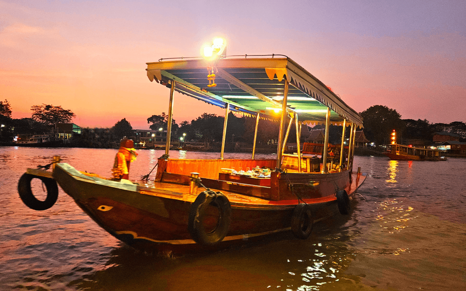 ภายนอกเรือไม้ขนาดกลางสำหรับแพ็กเกจทานอาหาร 4,900 บาท