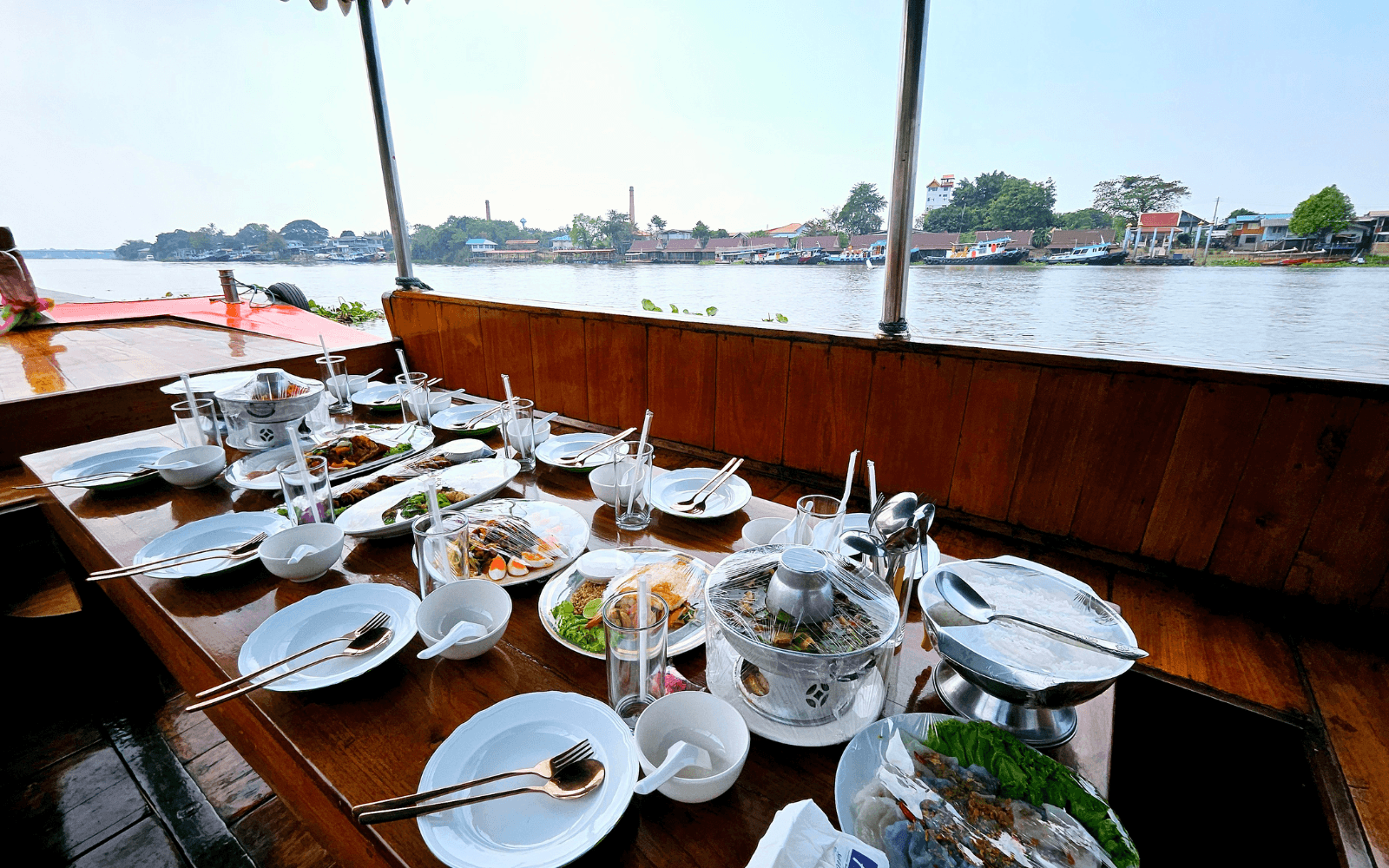 พื้นที่จัดโต๊ะอาหารบนเรือสำหรับแพ็กเกจ 4,900 บาท