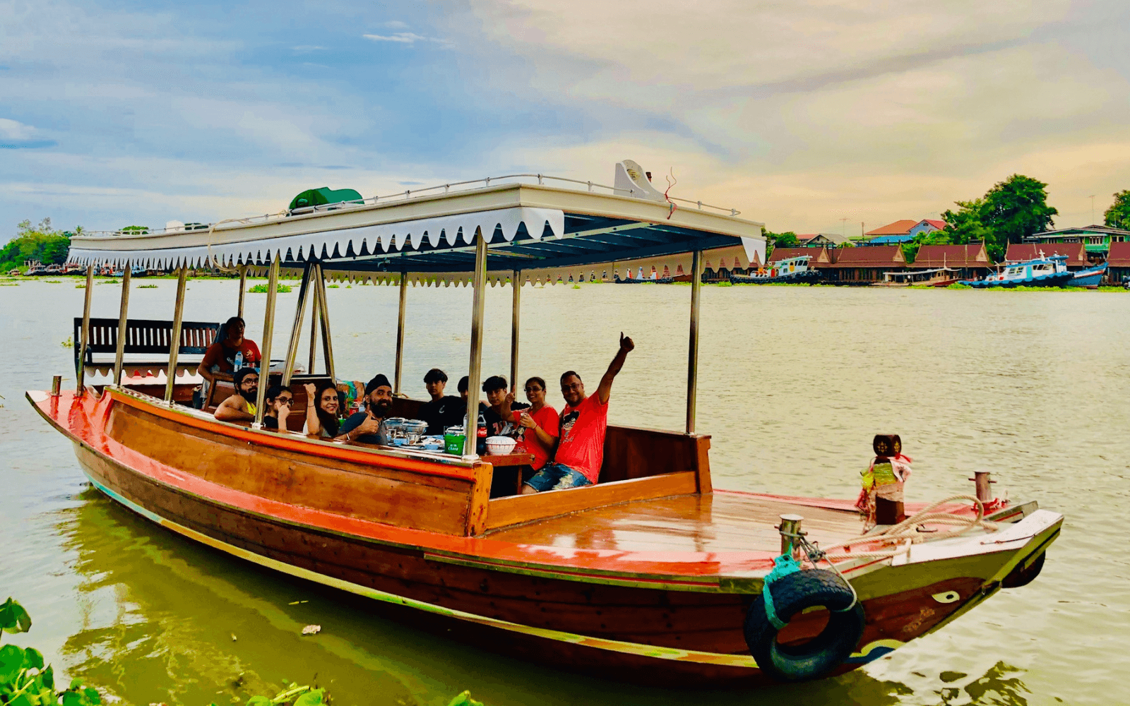 เรือไม้ขนาดกลางสำหรับแพ็กเกจทานอาหาร 4,900 บาท