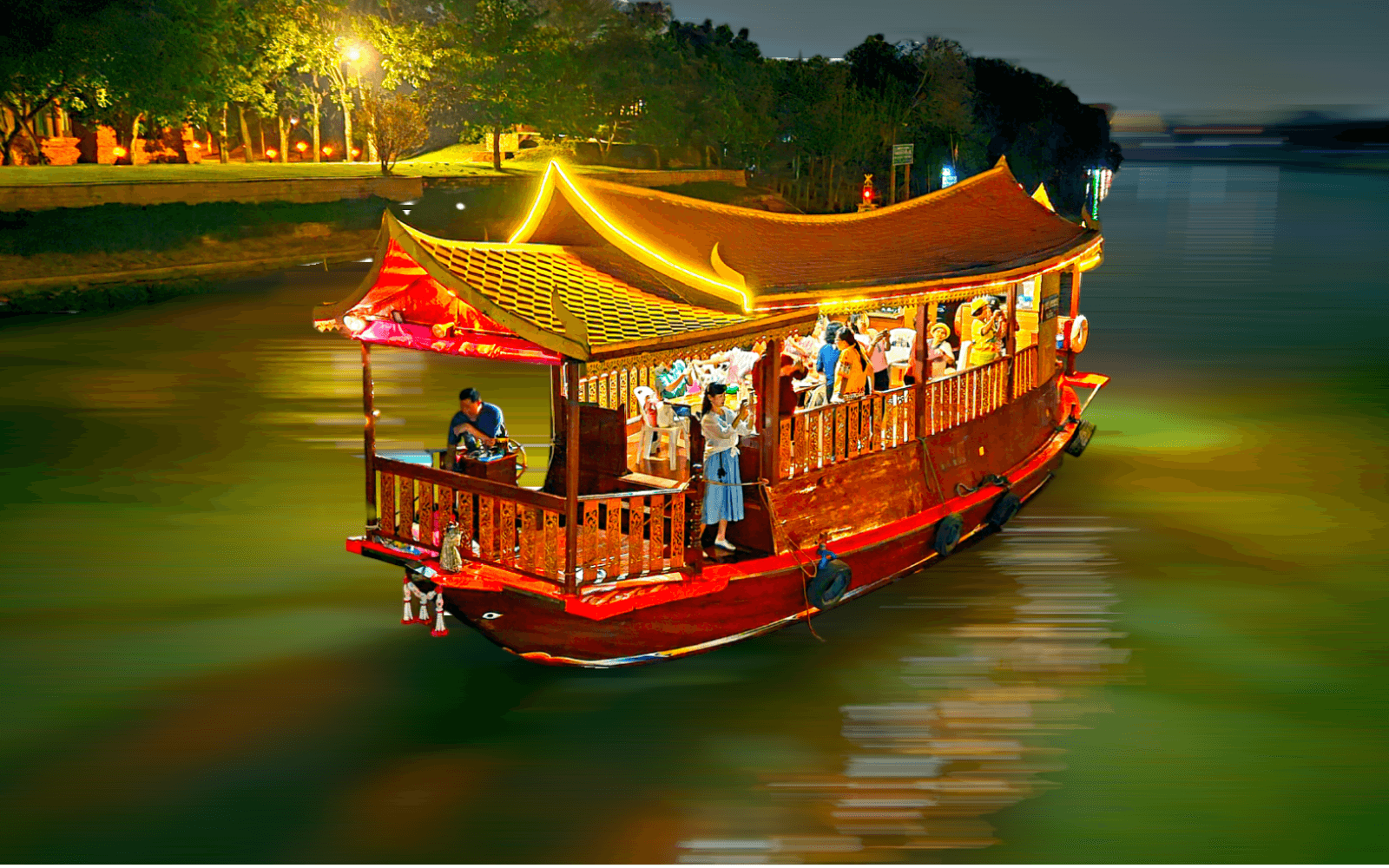 เรือไม้ทรงไทยขนาดใหญ่ยามค่ำคืนสำหรับแพ็กเกจ 7,900 บาท