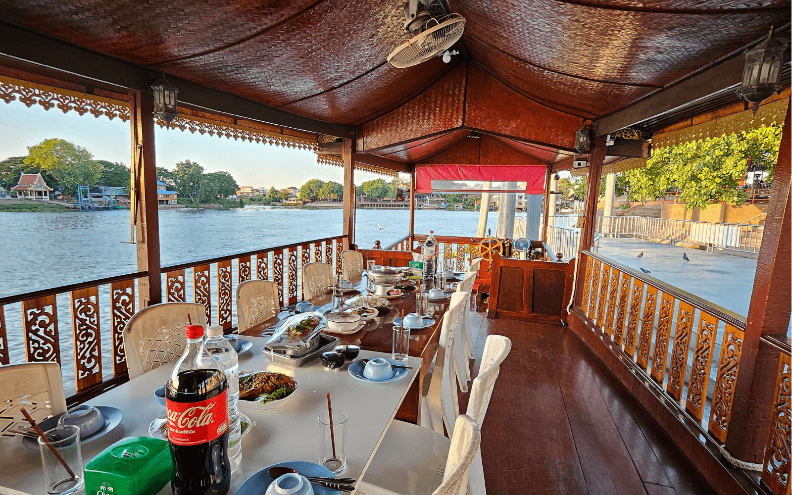 พื้นที่ภายในเรือไม้ทรงไทยสำหรับแพ็กเกจ 7,900 บาท