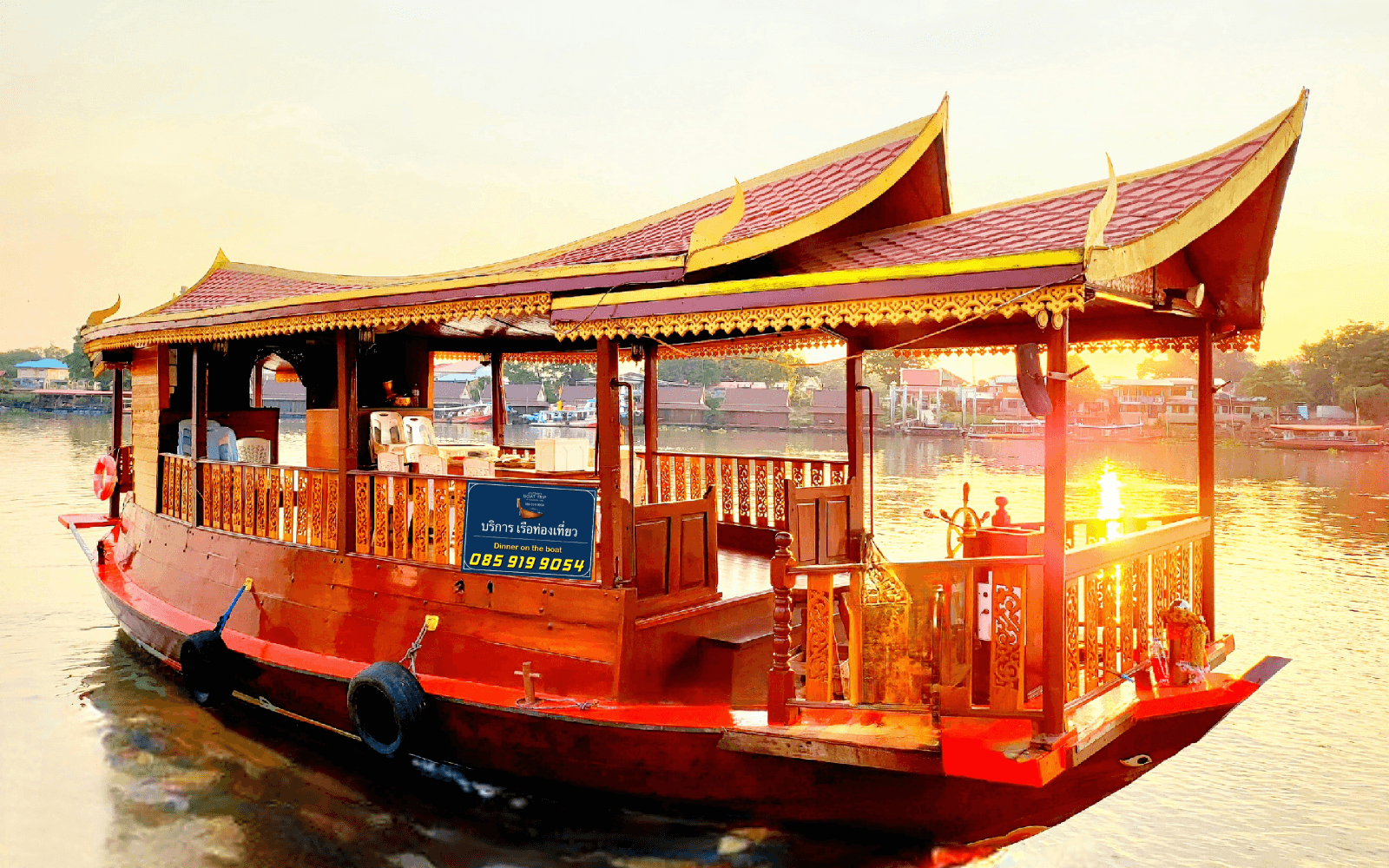 ภายนอกเรือไม้ทรงไทยสำหรับแพ็กเกจ 9,500 บาท