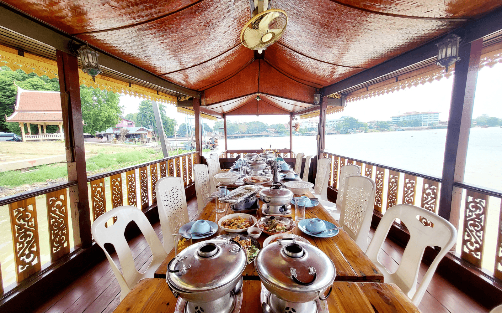 การจัดโต๊ะอาหารบนเรือสำหรับแพ็กเกจ 9,500 บาท