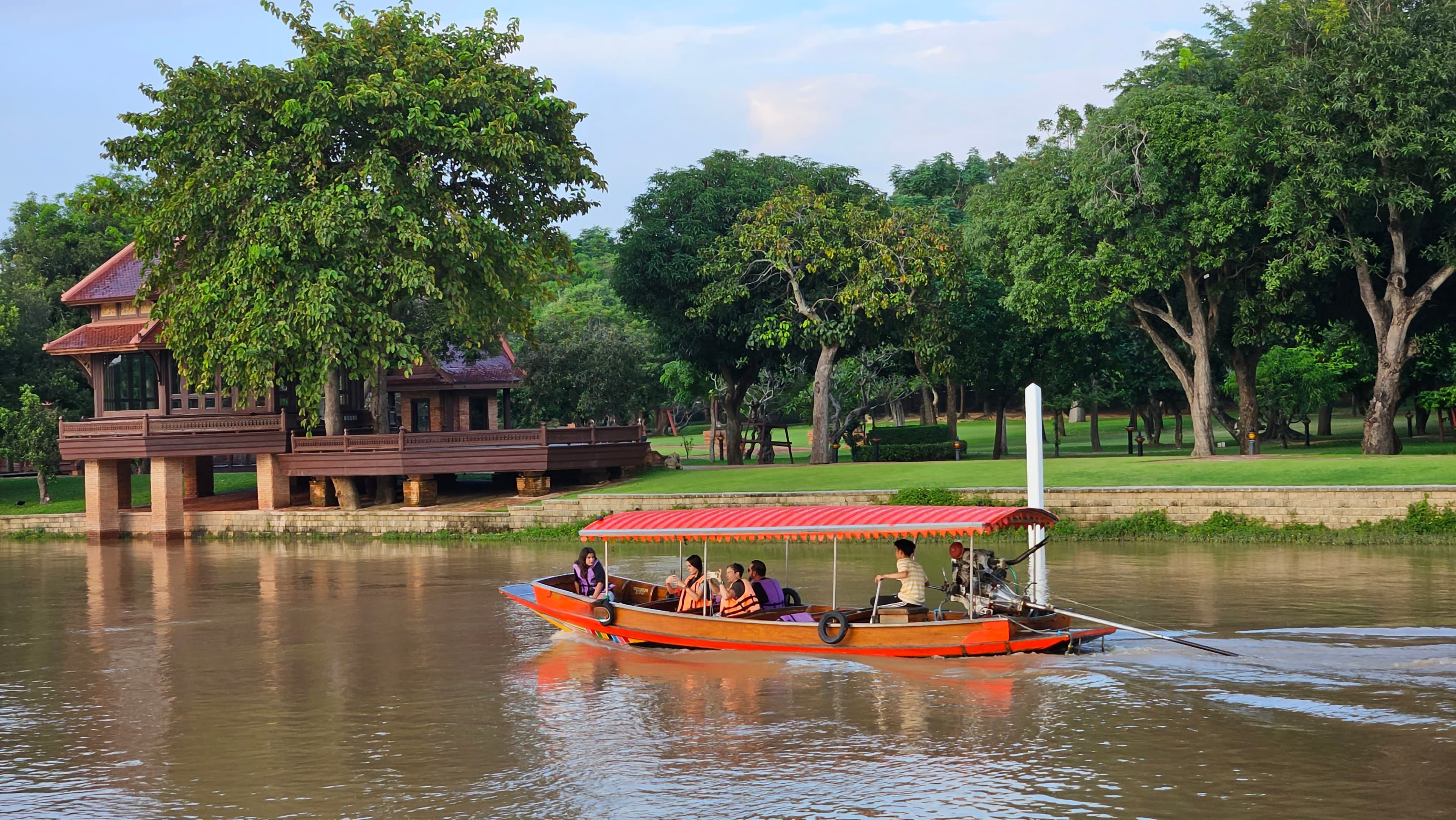 ล่องเรือรอบเกาะเมืองอยุธยา ชมวัดและบ้านริมน้ำจากมุมกว้าง