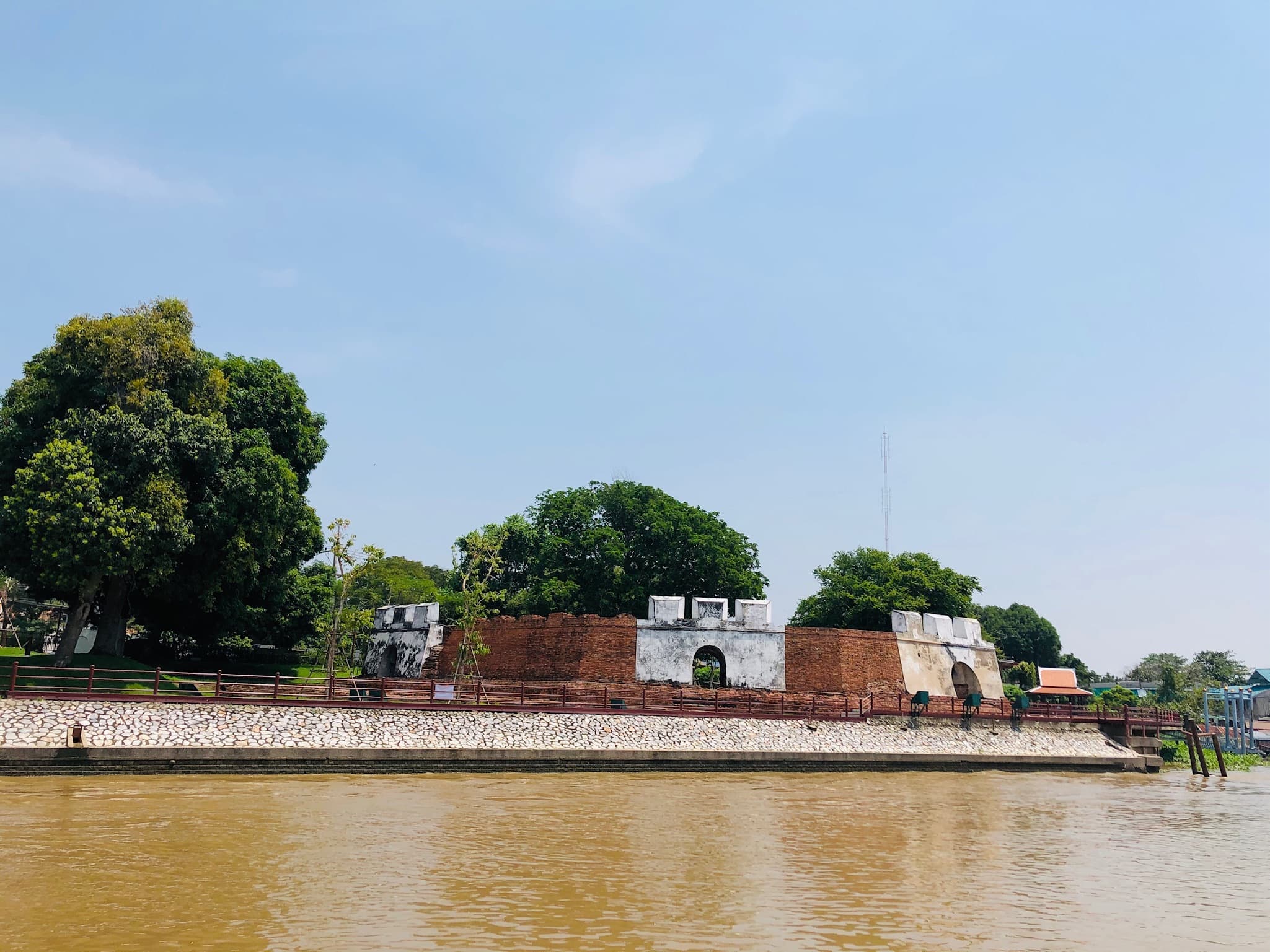 เรือไม้ล่องผ่านชุมชนริมคลอง บรรยากาศสงบและอบอุ่น