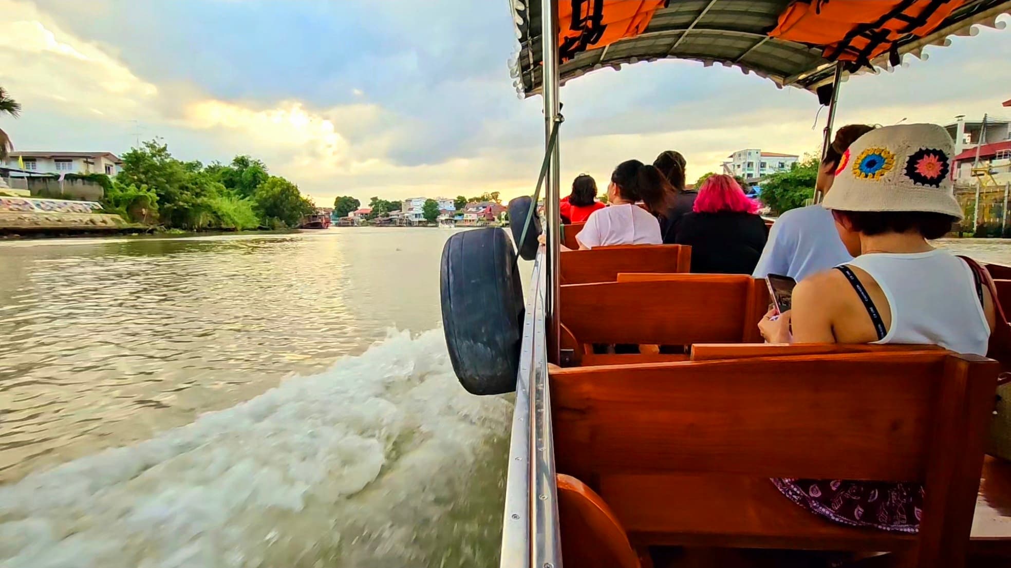 ล่องเรือรอบเกาะเมืองก่อนแวะอาบน้ำช้าง