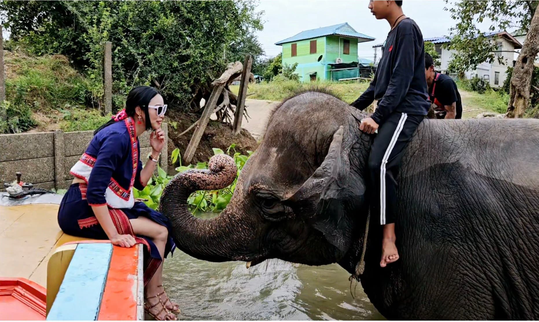 ชมวัดและบ้านริมน้ำระหว่างล่องเรือ