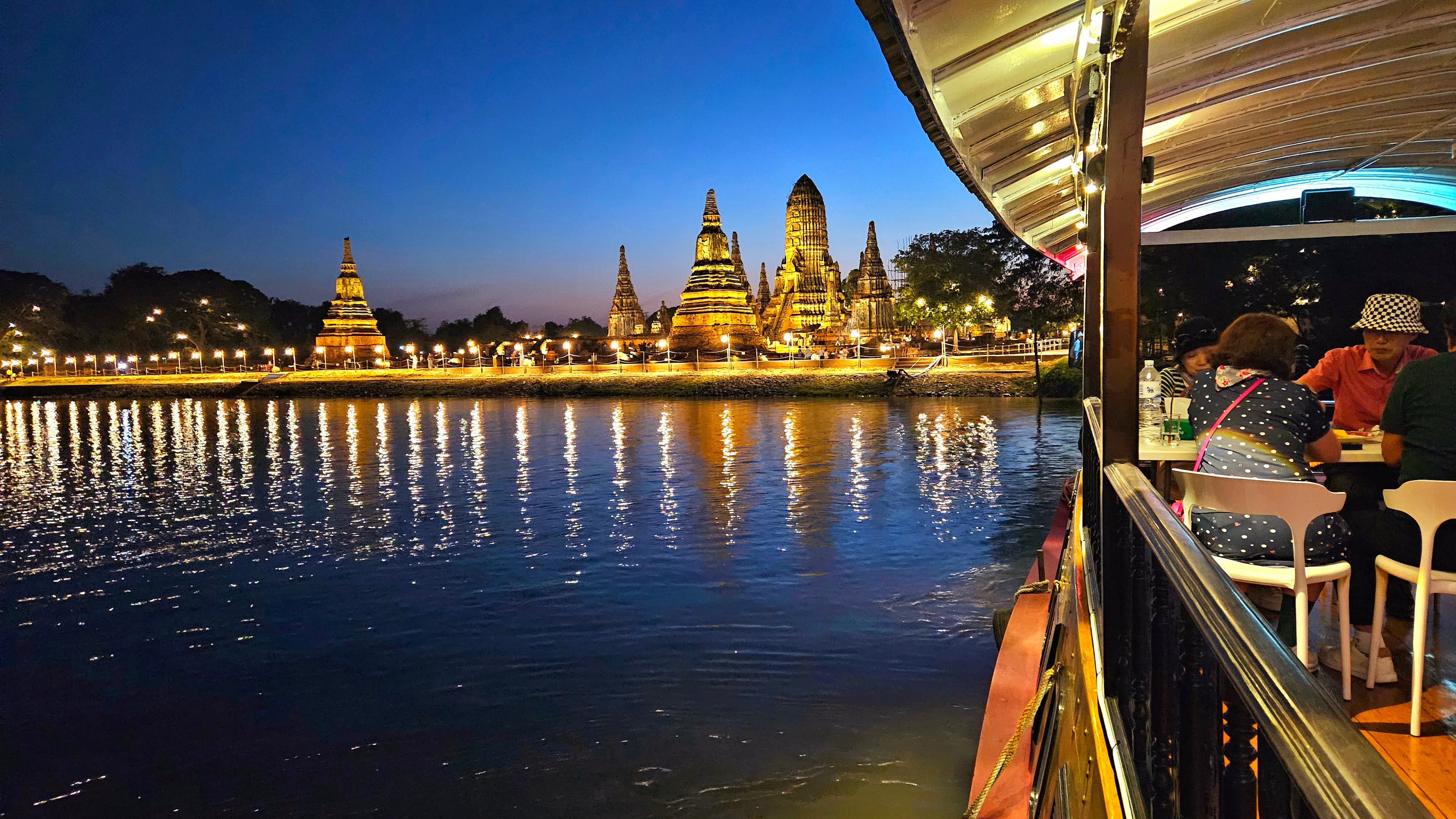 เรือดินเนอร์พร้อมโต๊ะจัดสวยก่อนออกเดินทาง