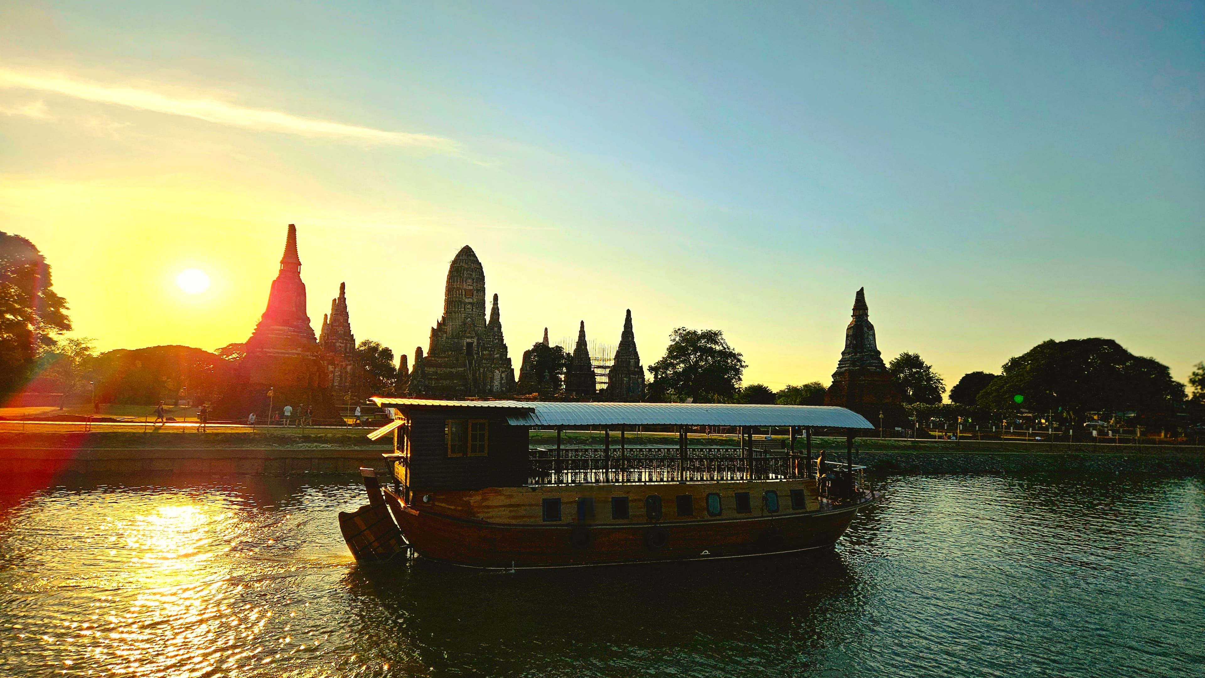 อาหารไทยจัดเต็มเสิร์ฟบนเรือ