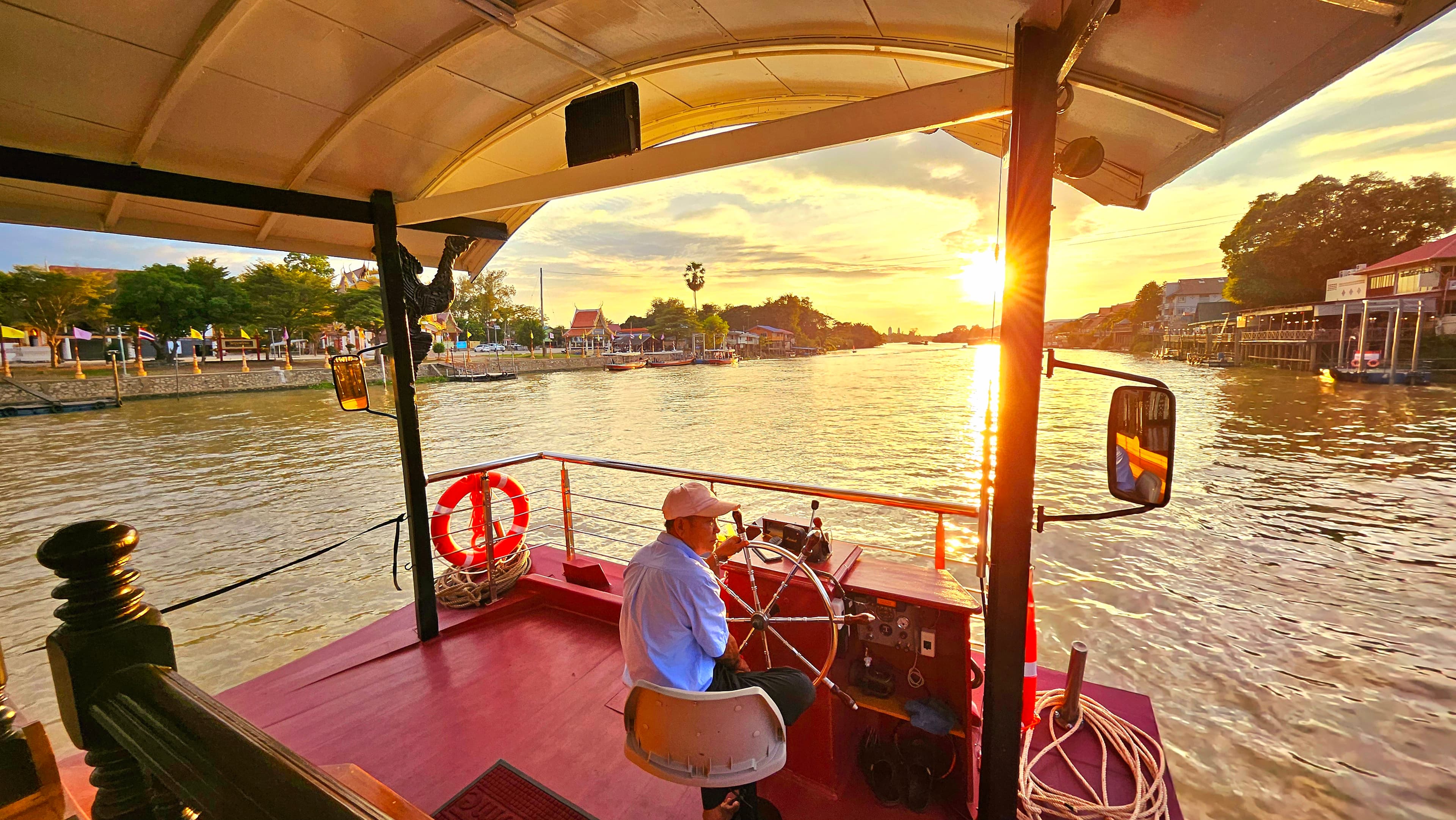บรรยากาศยามเย็นริมแม่น้ำเจ้าพระยา