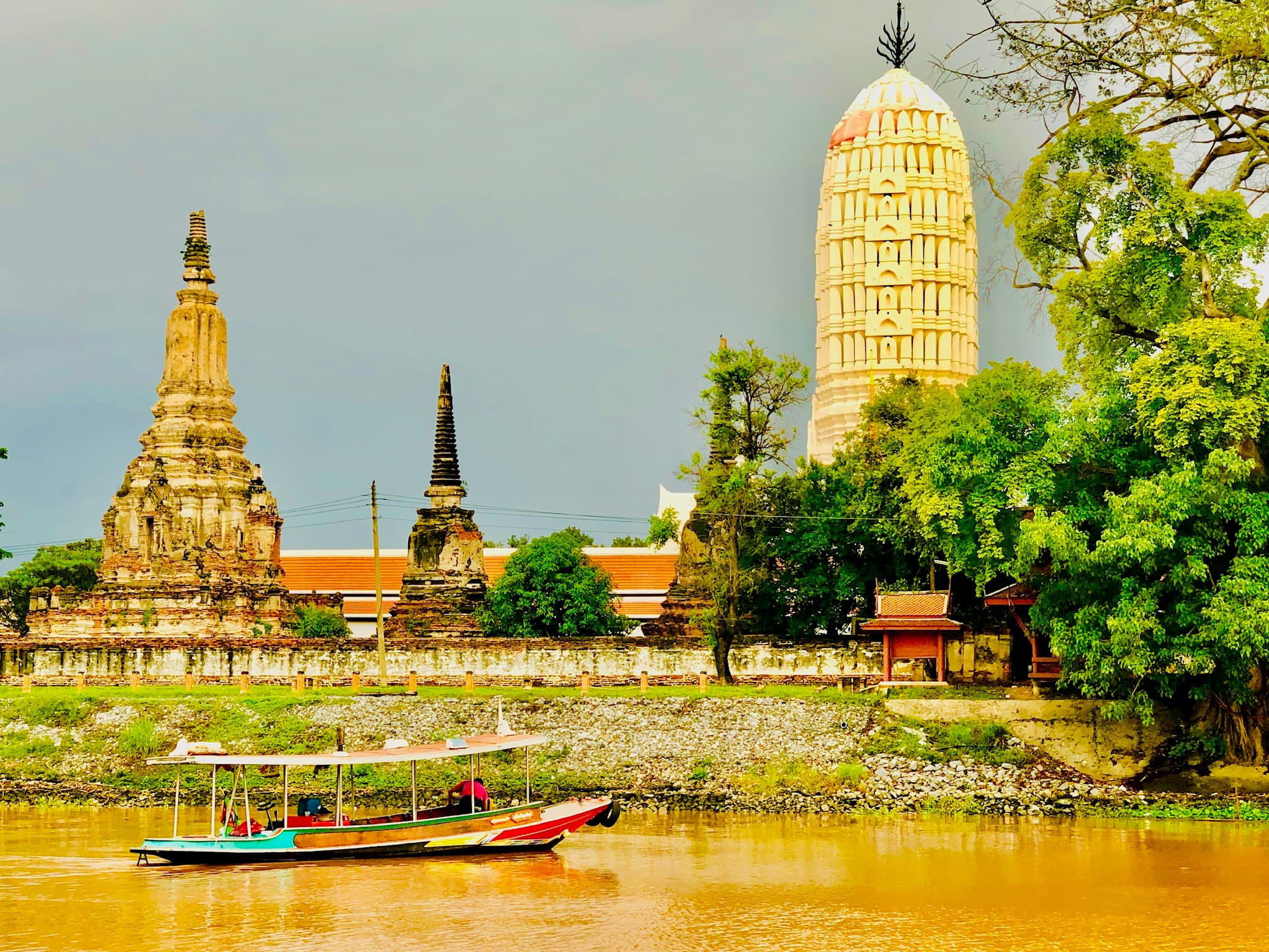 ล่องเรือไปยังวัดแรกในโปรแกรมสามวัด
