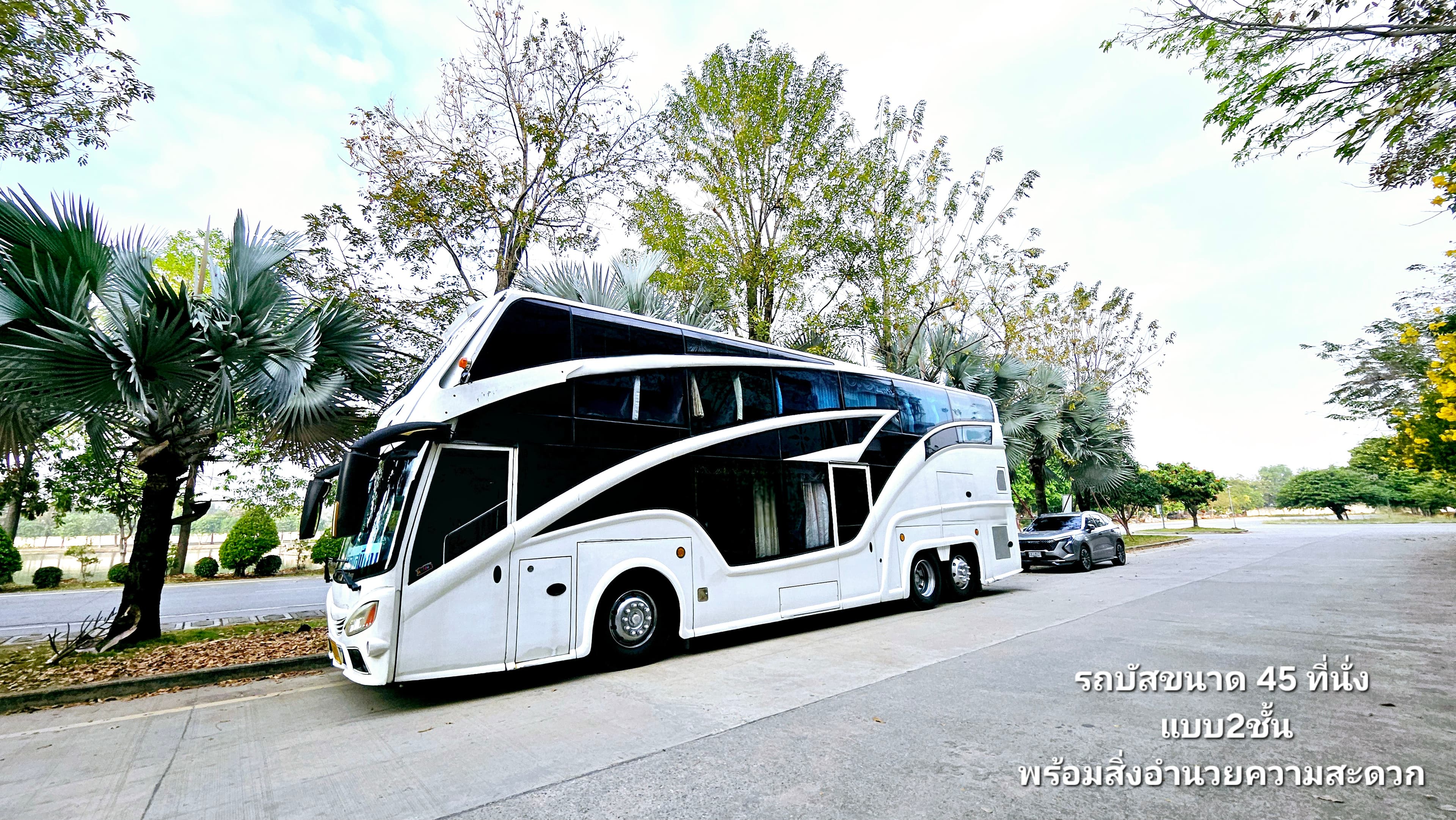 รถบัส VIP ขนาดใหญ่พร้อมรับกลุ่ม